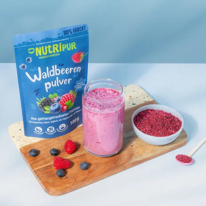 Bild zeigt gefriergetrocknetes Waldbeerpulver als Smoothie