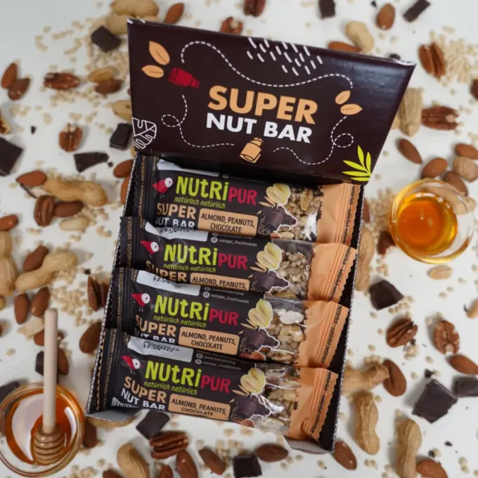 Hier ist ein Bild der Box mit 16 Nussriegeln Super Nut Bar mit Mandel, Erdnuss und Schoko