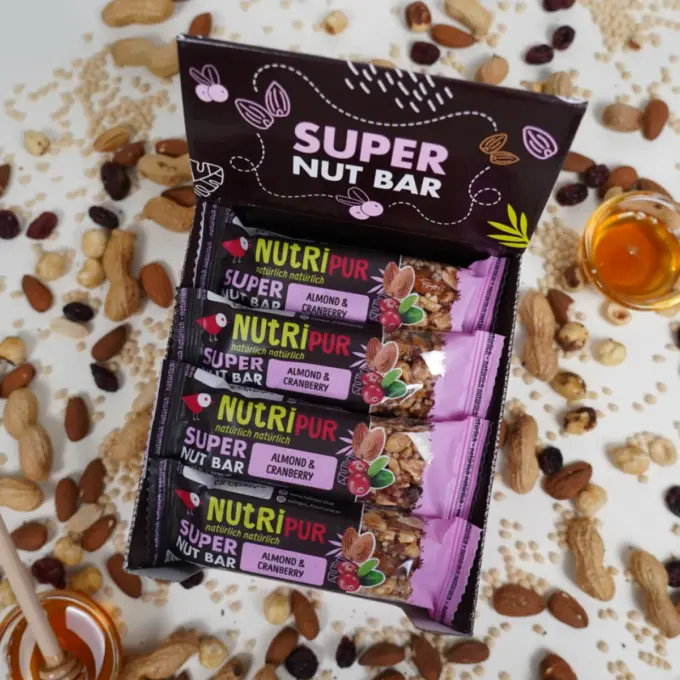 Hier ist ein Bild der Box mit 16 Nussriegeln Super Nut mit Mandeln und Cranberries