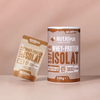 Hier ist ein Bild der von NutriPur zum Kauf angebotenen Variante des Super Isolat Whey Proteinpulvers Kaffee