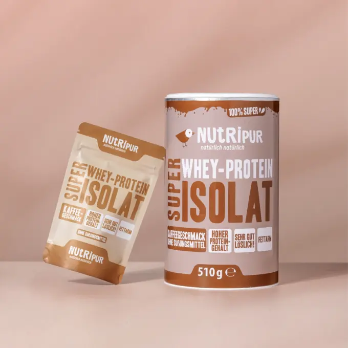 Hier ist ein Bild der von NutriPur zum Kauf angebotenen Variante des Super Isolat Whey Proteinpulvers Kaffee