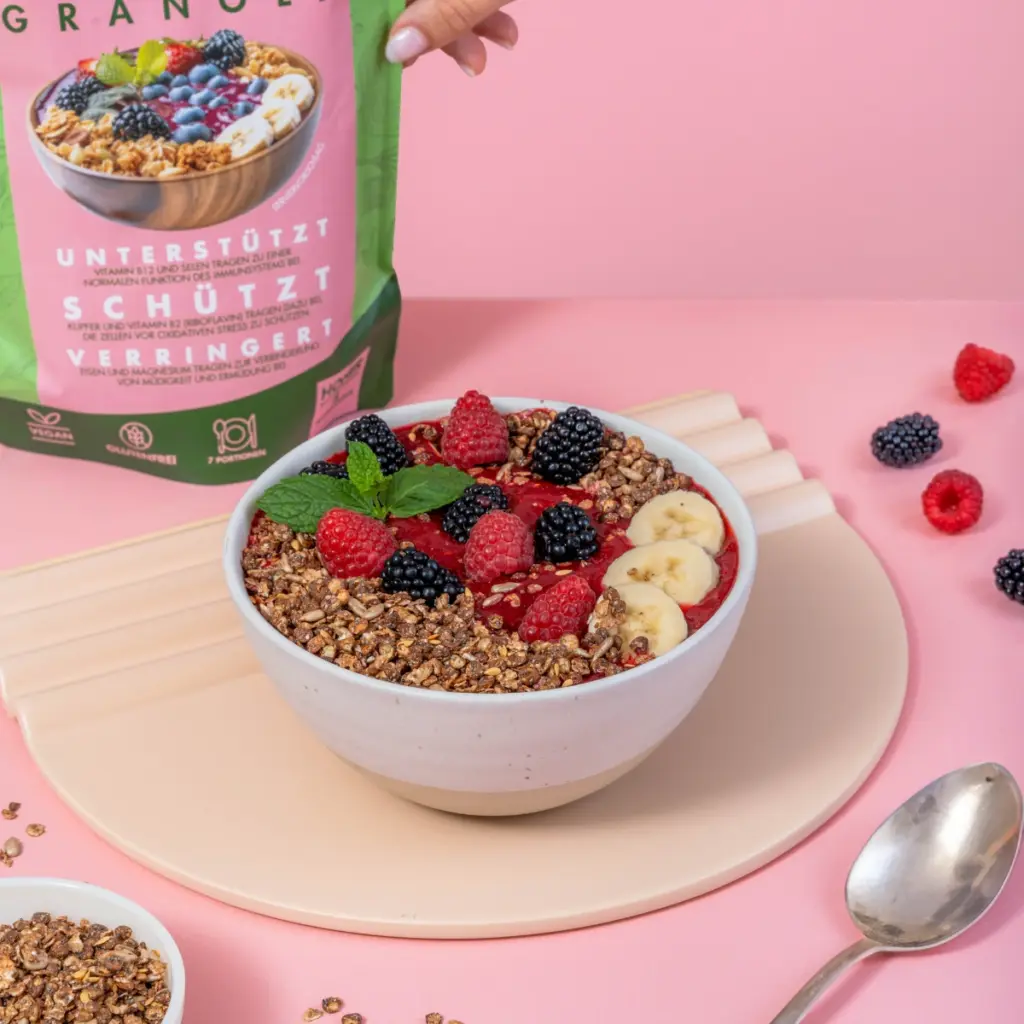 Bild zeigt Verpackung des Granolas und eine Schale mit Granola-Müsli