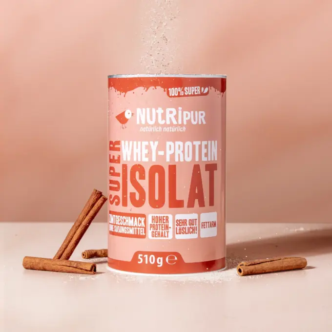Detailbild der Verpackung und des Super Isolat Whey Proteinpulvers Zimt