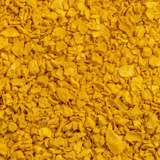 Ein Bild zeigt eine Makroaufnahme des Crunchy Mango Toppings von NutriPur