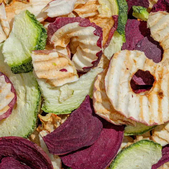 Ein Bild zeigt eine Makroaufnahme des Gemüsesnacks Gemüse-Apfel-Mix