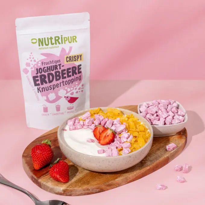Bild zeigt Joghurt-Erdbeer Knuspertopping im Müsli