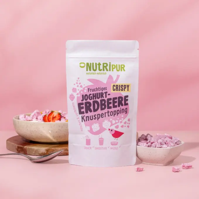 Bild zeigt Joghurt-Erdbeer Knuspertopping in Schalen liegend