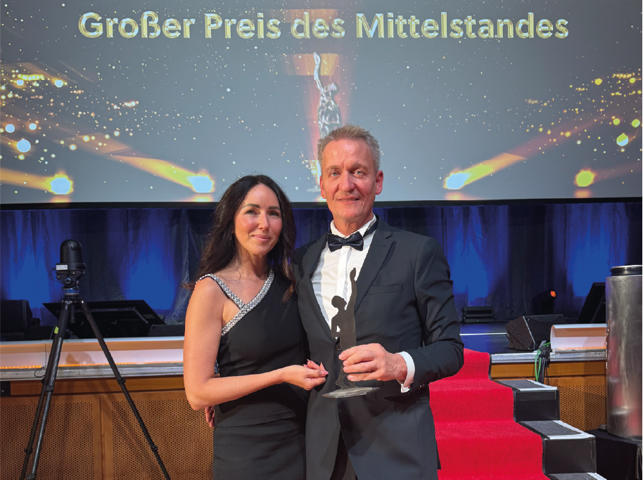 Bild zeigt wie das Gründerpaar von NutriPur den Preis des Mittelstands 2025 empfängt.