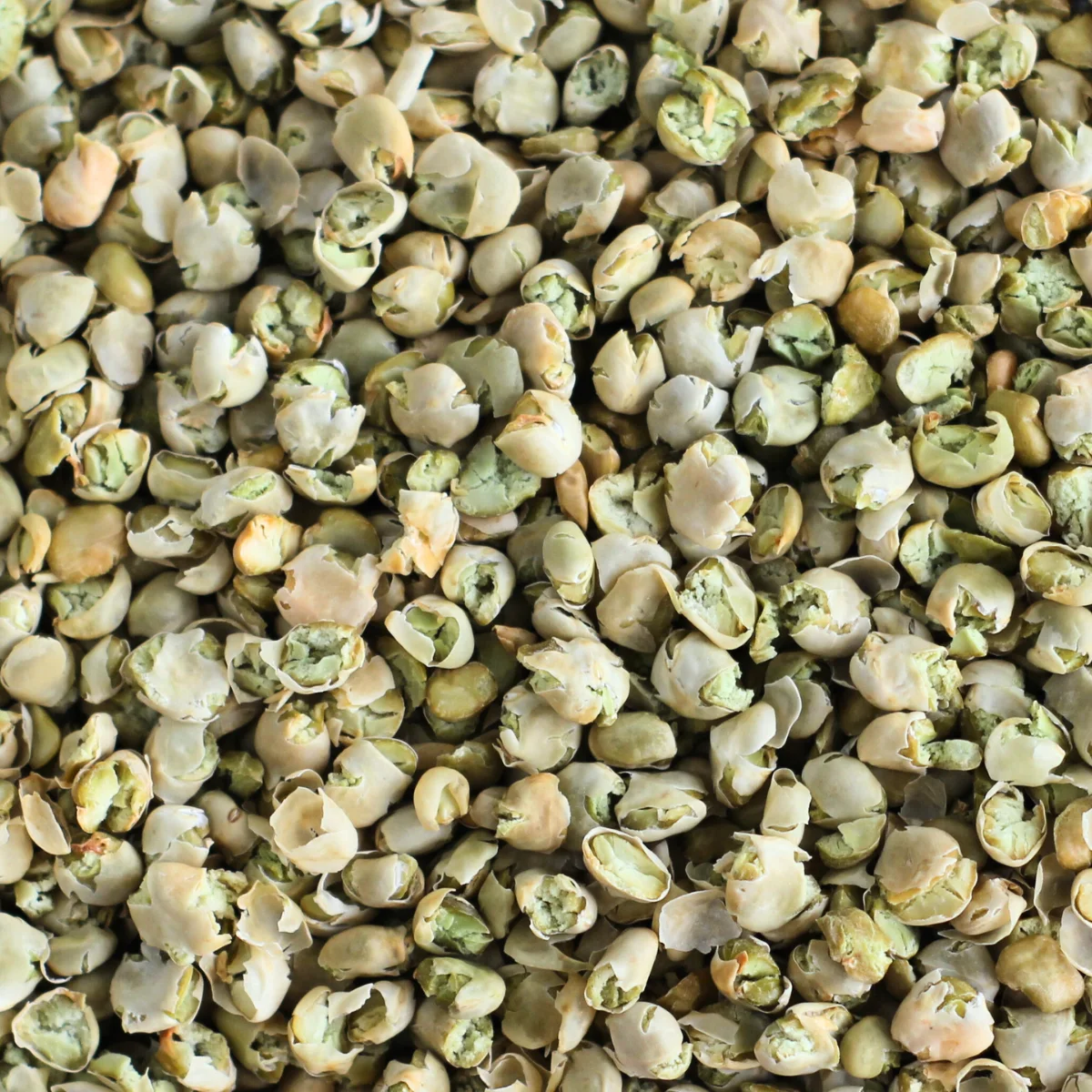 Ein Bild zeigt eine Makroaufnahme der grüne Erbsen-Flakes von NutriPur