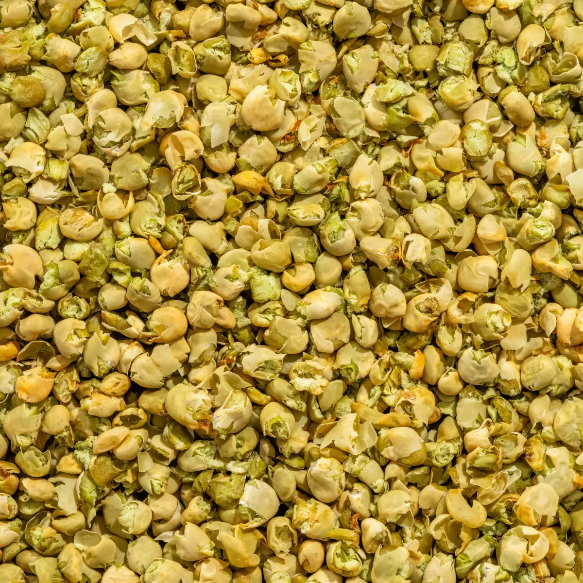 Ein Bild zeigt eine Makroaufnahme der grüne Erbsen-Flakes von NutriPur