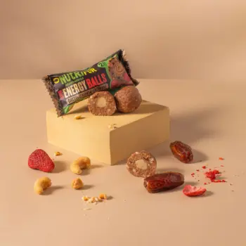 Variante Verpackung der Energyballs Dattel-Cashew-Erdbeere mit Früchen